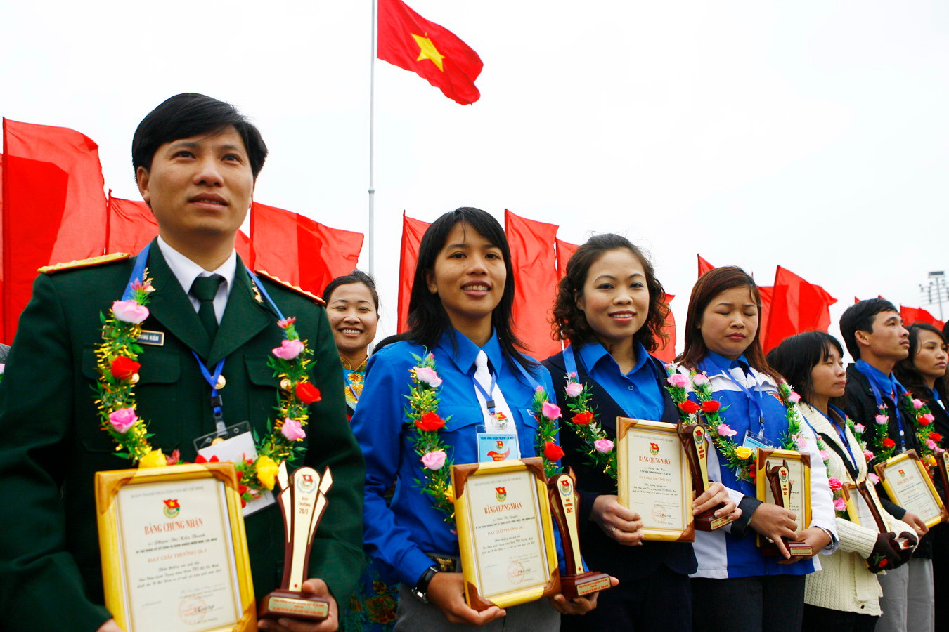 Các bí thư Đoàn cơ sở vui mừng được báo công dâng Bác trong dịp kỷ niệm 80 năm ngày thành lập Đoàn