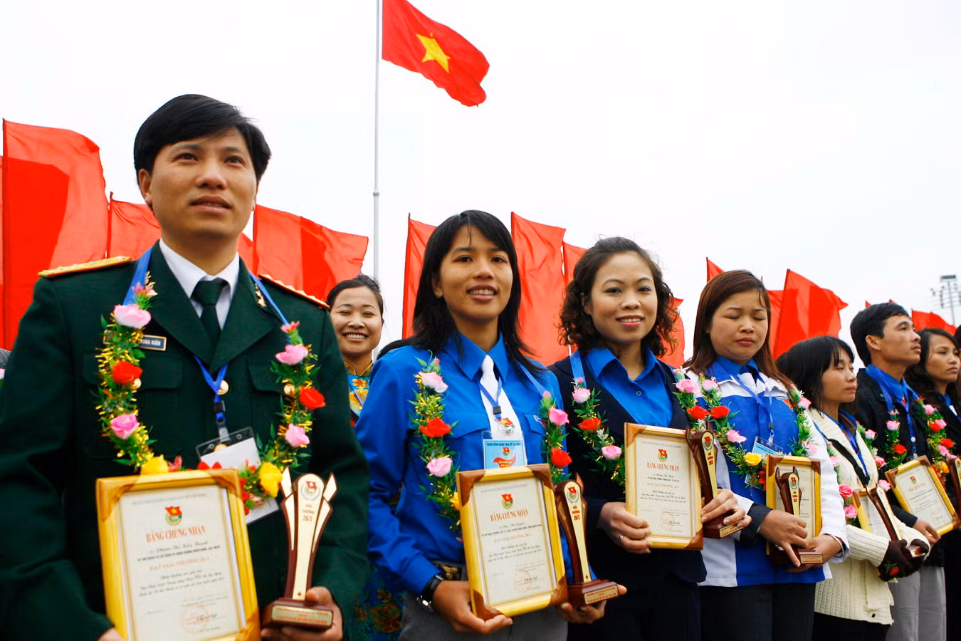 Các bí thư Đoàn cơ sở vui mừng được báo công dâng Bác trong dịp kỷ niệm 80 năm ngày thành lập Đoàn