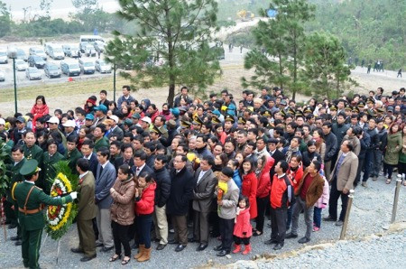 Riêng ngày đầu năm 2014, đã có hơn 4 nghìn người tới viếng mộ Đại tướng (Ảnh: Đặng Tài)