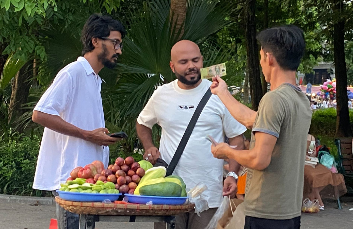 Du khách ngán ngẩm vì mua hàng trên phố đi bộ hồ Hoàn Kiếm.