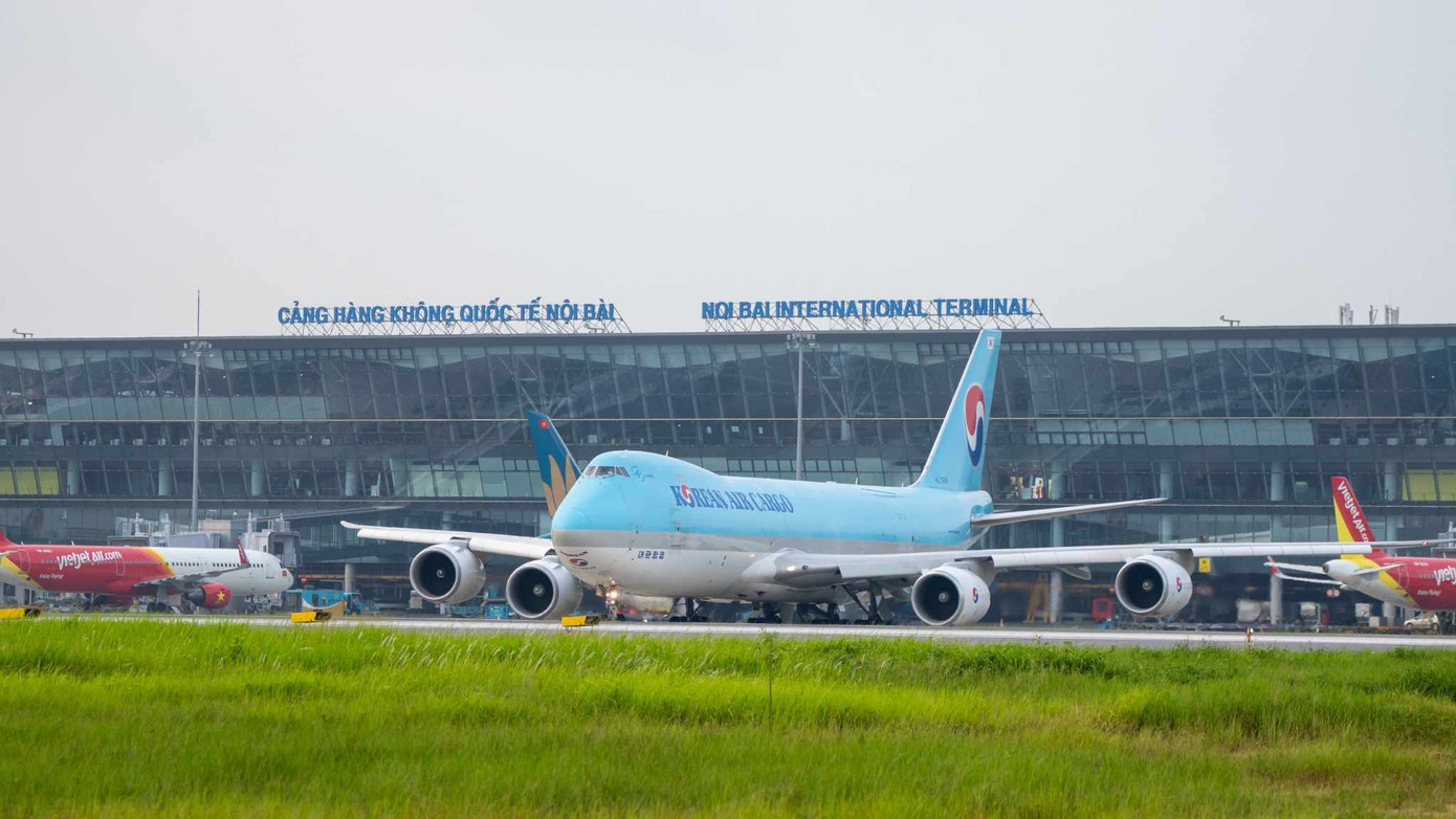 Theo kế hoạch, sân bay Nội Bài đóng cửa từ 11h-20h, tuy nhiên do diễn biến thực tế của bão cho phép khai thác nên nhà chức trách đóng cửa muộn hơn và mở cửa sớm hơn kế hoạch, từ 13h-15h (Ảnh: Phan Công).