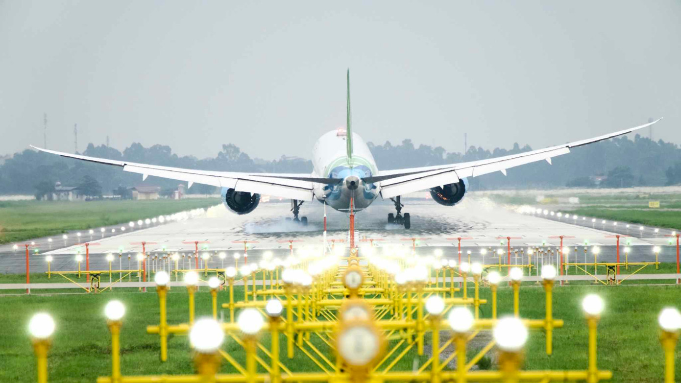 Chuyến bay của Bamboo Airways đáp xuống đường băng Nội Bài (Ảnh: Phan Công).