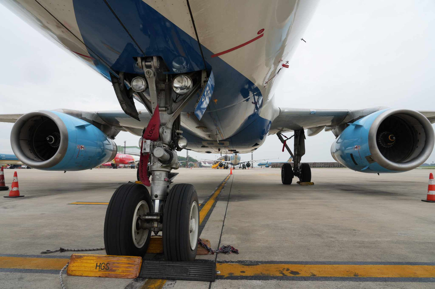 Các máy bay ở sân đỗ được khóa bánh, chèn chặt (Ảnh: Phan Công).