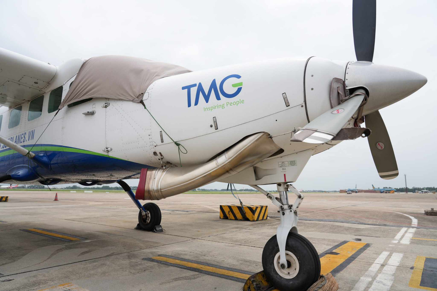 Phủ bạt kính chắn gió phía trước của tàu bay (Ảnh: Phan Công).