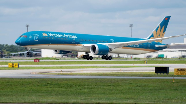 Phi hành đoàn Vietnam Airlines hạ cánh khẩn cấp xuống Dubai để cấp cứu hành khách gặp vấn đề sức khỏe (ảnh minh họa: VNA). Phi hành đoàn Vietnam Airlines hạ cánh khẩn cấp xuống Dubai để cấp cứu hành khách gặp vấn đề sức khỏe (ảnh minh họa: VNA).