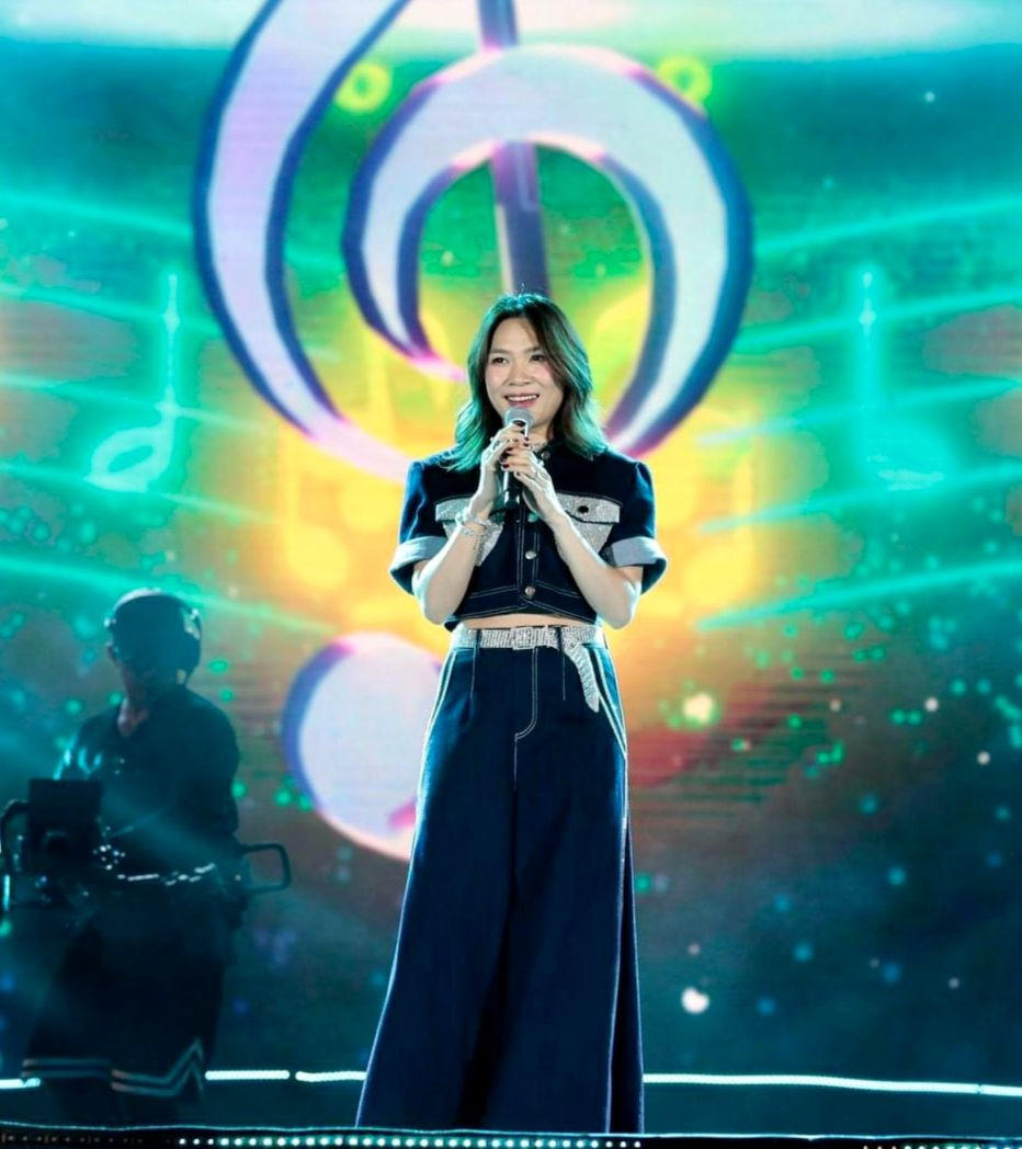 Ca sỹ Mỹ Tâm được xem là tâm điểm của đêm nhạc hội khi trình diễn những loạt bài đình đám.