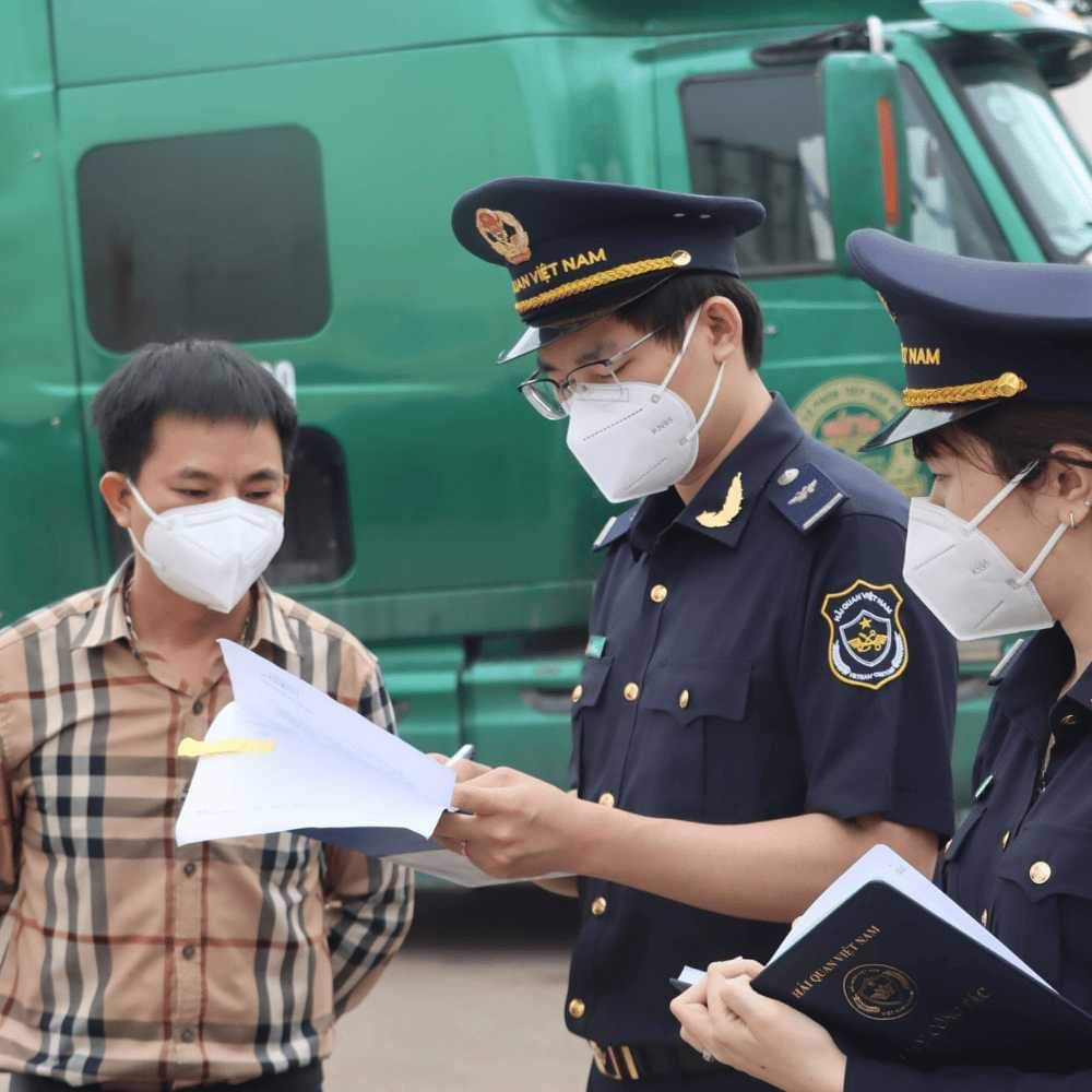 Tổng cục Hải quan yêu cầu ngăn chặn, xử lý kịp thời các trường hợp kê khai trị giá hải quan bất hợp lý để gian lận, trốn thuế. Tổng cục Hải quan yêu cầu ngăn chặn, xử lý kịp thời các trường hợp kê khai trị giá hải quan bất hợp lý để gian lận, trốn thuế.