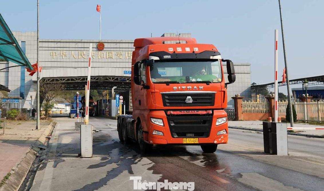 Có thông tin lan truyền về việc các doanh nghiệp xuất nhập khẩu hàng hóa ở cửa khẩu Chi Ma phải chi tiền "làm luật" (ảnh: Duy Chiến).
