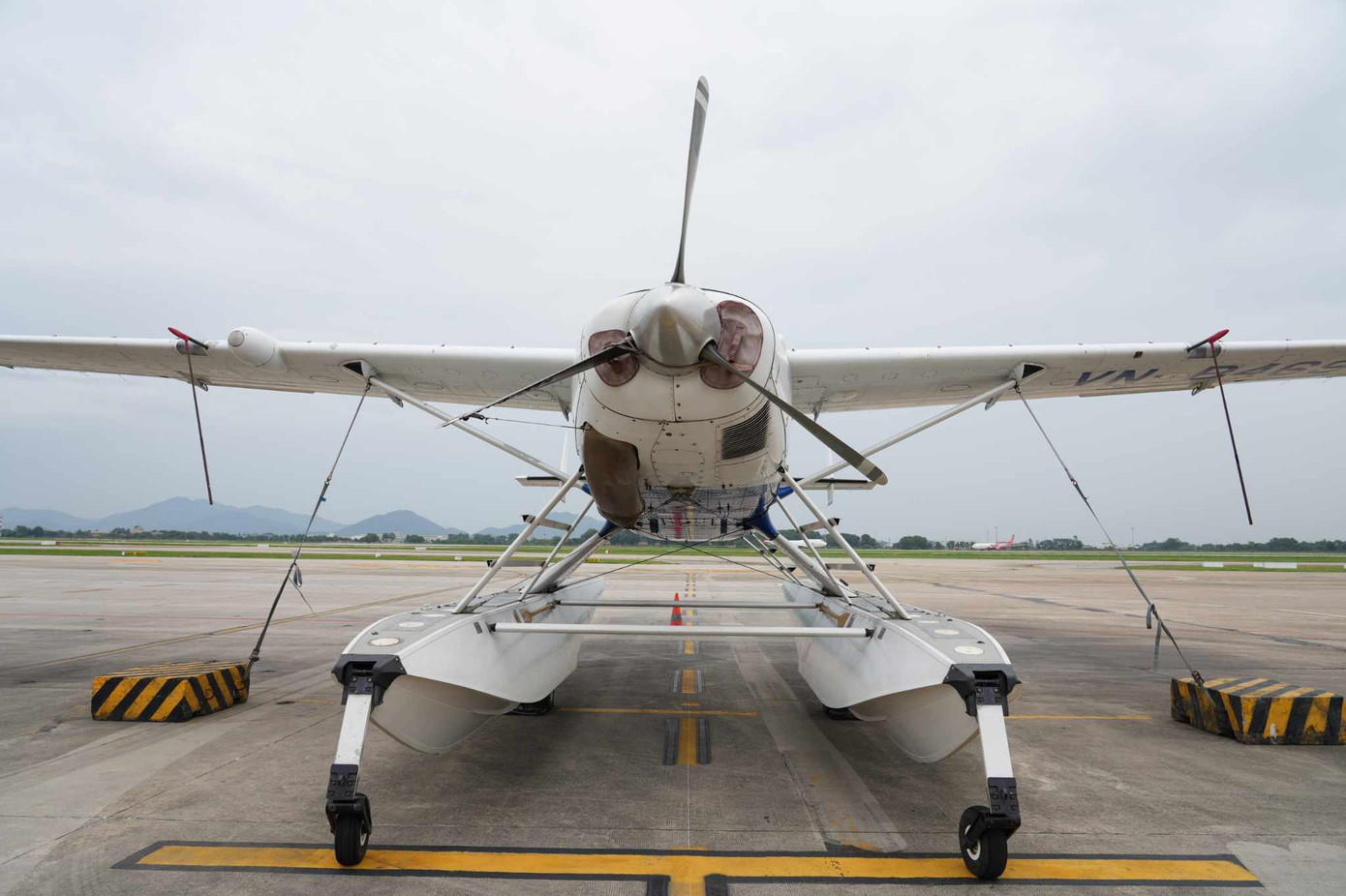 Dưới sân đỗ, chiếc thủy phi cơ được neo giằng chặt để đảm bảo an toàn trước bão (Ảnh: Phan Công).