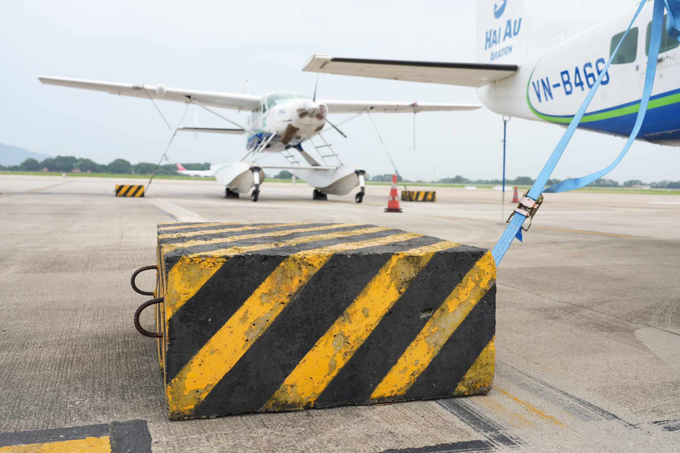 Những khối bê tông đủ chắc để giữ chặt tàu bay hạng nhẹ (Ảnh: Phan Công).