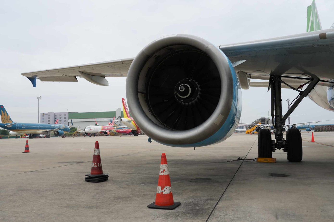 Cự ly, phân cách an toàn cho máy bay được đảm bảo trên đỗ (Ảnh: Phan Công).