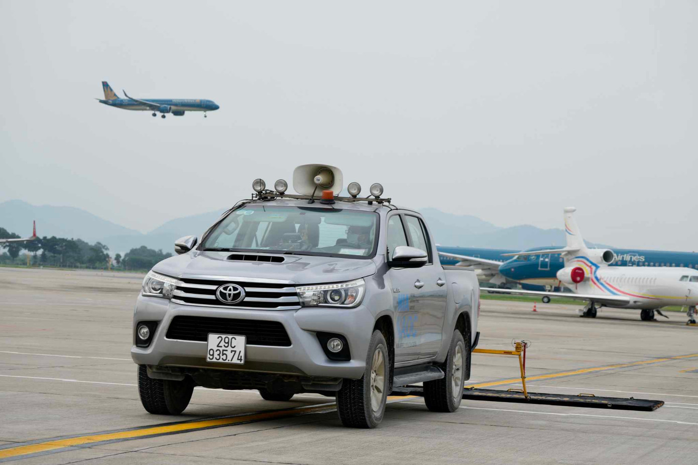 Những hoạt động điều hành cuối cùng ở sân đỗ trước giờ đóng cửa sân bay (Ảnh: Phan Công).