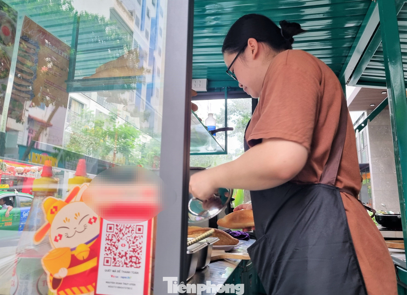 Anh Mike Wilson (Mỹ) chia sẻ: “Tôi trả tiền bằng cách quẹt thẻ, từ mua chiếc bánh mì vỉa hè cho đến bữa tiệc sang trọng trong nhà hàng”. Anh Mike Wilson (Mỹ) chia sẻ: “Tôi trả tiền bằng cách quẹt thẻ, từ mua chiếc bánh mì vỉa hè cho đến bữa tiệc sang trọng trong nhà hàng”.