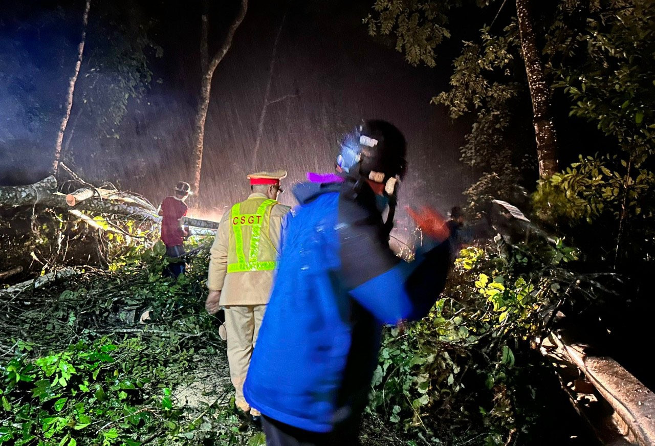 Công tác cứu hộ diễn ra trong trời mưa lớn. Công tác cứu hộ diễn ra trong trời mưa lớn.