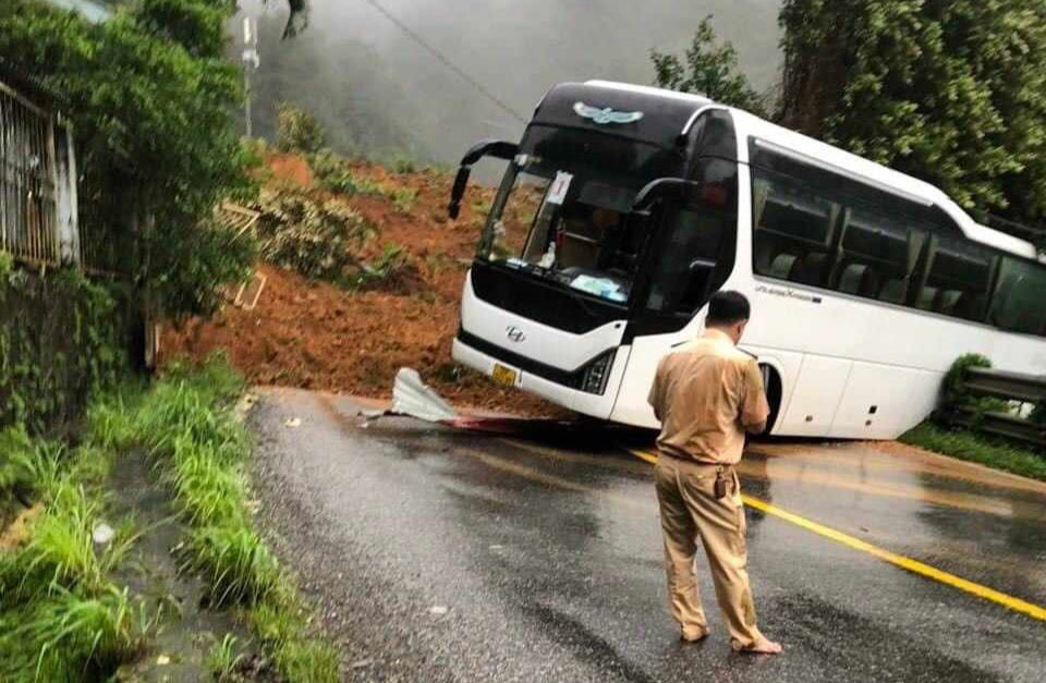 Vụ sạt lở khiến 1 xe khách bị đẩy về hướng taluy âm trên đèo Bảo Lộc. Vụ sạt lở khiến 1 xe khách bị đẩy về hướng taluy âm trên đèo Bảo Lộc.