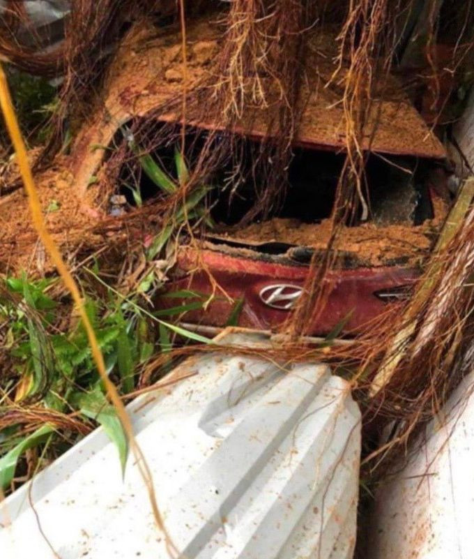 Đất đá sạt lở từ trên đồi tràn tràn xuống, phủ lên ô tô. Đất đá sạt lở từ trên đồi tràn tràn xuống, phủ lên ô tô.