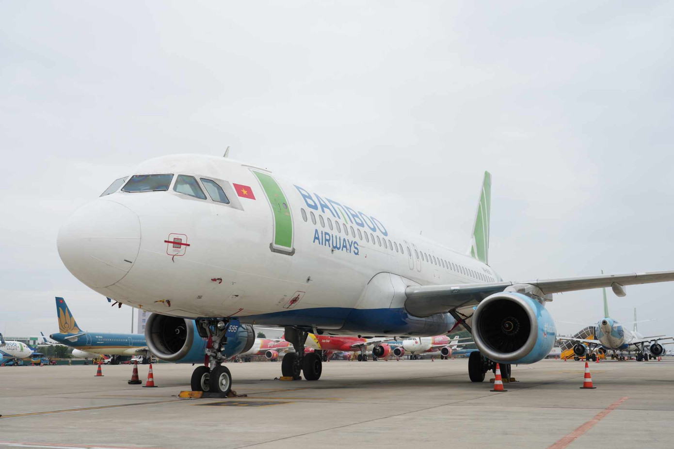 Một chiếc máy bay của Bamboo Airways được đảm bảo an toàn trên sân đỗ khi bão đổ bộ (Ảnh: Phan Công).