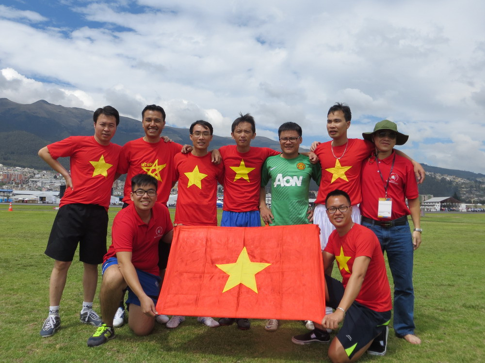 Các cầu thủ Việt Nam chụp ảnh trước trận đấu