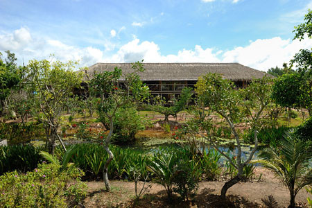 Ngôi nhà nằm ở huyện Trảng Bàng, cách trung tâm Thành phố Hồ Chí Minh khoảng 30 dặm. Ông Hảo cho biết, lý do khiến ông chọn địa điểm này để xây nhà tre là vì cảnh quan tự nhiên tươi đẹp nơi đây. Ngôi nhà được bao quanh bởi dòng sông và những cánh đồng lúa