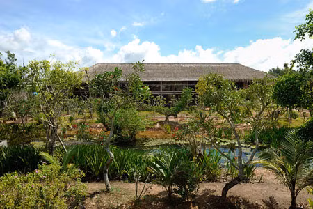 Ngôi nhà nằm ở huyện Trảng Bàng, cách trung tâm Thành phố Hồ Chí Minh khoảng 30 dặm. Ông Hảo cho biết, lý do khiến ông chọn địa điểm này để xây nhà tre là vì cảnh quan tự nhiên tươi đẹp nơi đây. Ngôi nhà được bao quanh bởi dòng sông và những cánh đồng lúa