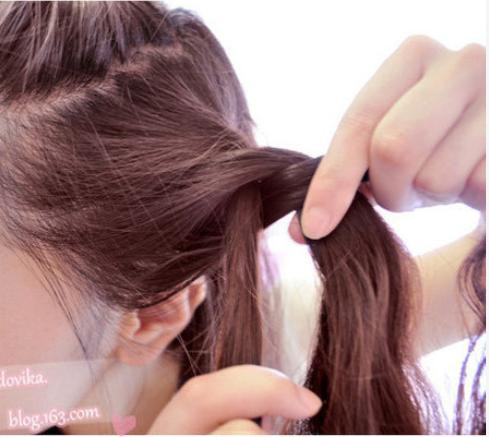 Rẽ phần lệch sang một bên Tết từ trước ra sau, đến đỉnh đầu thì tết ngang sang một bên và cố định lại Ở bên đối diện bạn cũng tết một lọn tóc từ trên đỉnh đầu xuống. Phần đuôi tóc bạn dùng máy uốn xoăn lên để tạo độ phồng cho tóc.