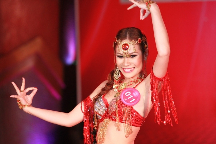 Thí sinh Nguyễn Thị Xuân Hương phần thi múa bụng