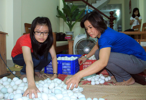 Ngoài việc học, Nhi luôn tranh thủ giúp mẹ trong công việc hàng ngày. Ảnh: Nguyễn Đông