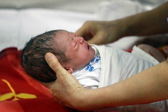 Bé Dung ra đời gần thời điển 0h ngày 1/11 nhất nên được chọn là công dân thứ 90 triệu của Việt Nam 