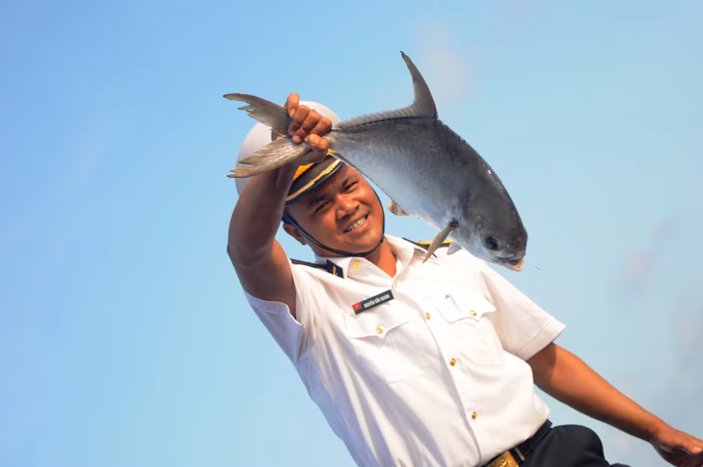 Niềm vui người chiến sỹ khi nuôi thành công những con cá to, hiệu quả kinh tế cao