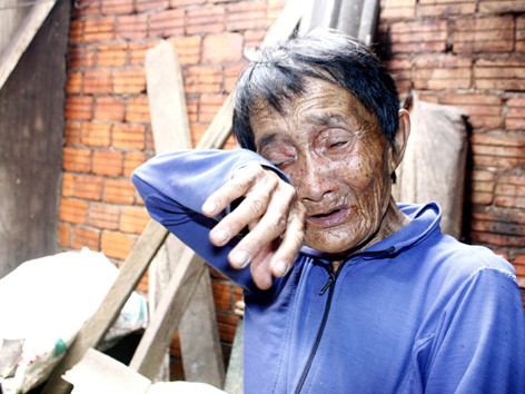 Cụ Phạm Thị Thông cạn nước mắt sau bão. ảnh: Nam Cường - Nguyễn Thành