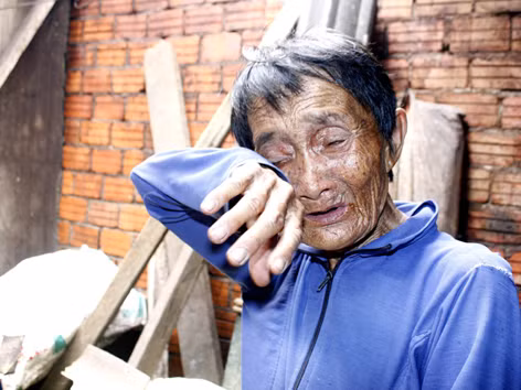 Cụ Phạm Thị Thông cạn nước mắt sau bão. ảnh: Nam Cường - Nguyễn Thành