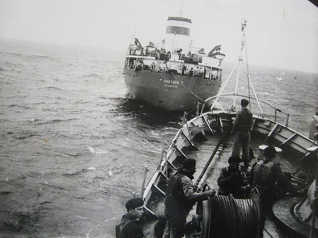 Tháng 1 năm 1979. Trên đường vào Biển Đông, tiếp dầu trên hành trình từ tàu chứa 