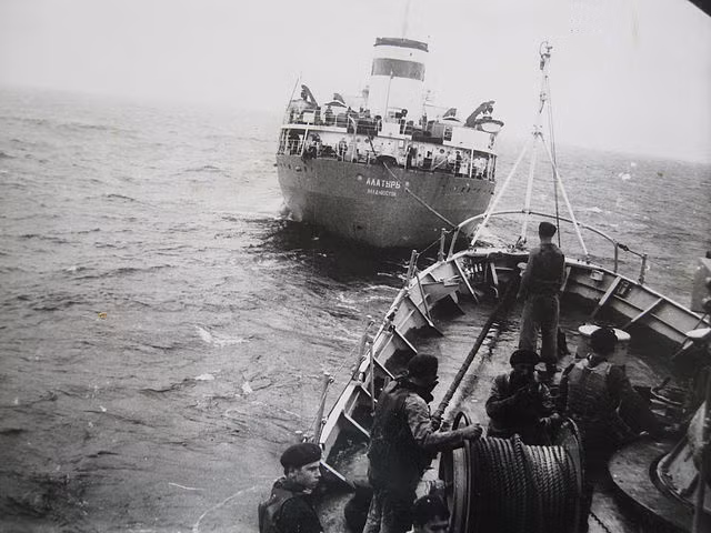 Tháng 1 năm 1979. Trên đường vào Biển Đông, tiếp dầu trên hành trình từ tàu chứa 