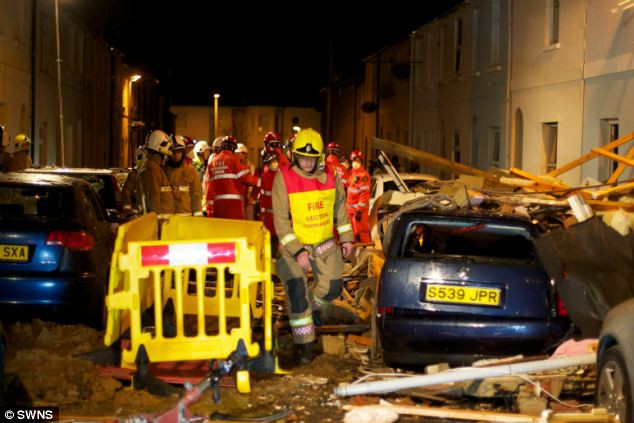 Các ngôi nhà và xe ô tô dọc theo đường phố bị hư hỏng và các cửa sổ bị thổi bay trong vụ nổ