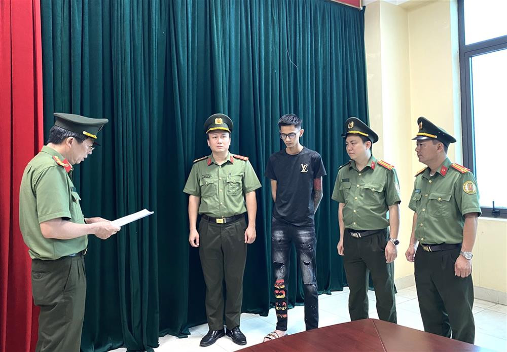 Cơ quan An ninh điều tra Công an tỉnh Phú Thọ tống đạt quyết định và lệnh đối với Phan Quang Tùng. Ảnh: CACC. Cơ quan An ninh điều tra Công an tỉnh Phú Thọ tống đạt quyết định và lệnh đối với Phan Quang Tùng. Ảnh: CACC.