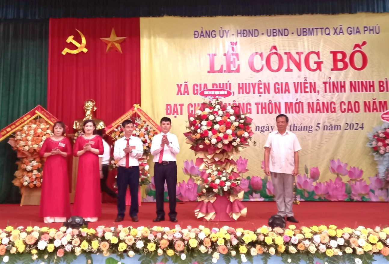 Những lẵng hoa tươi thắm đến từ các đơn vị chúc mừng xã Gia Phú. Ảnh: MĐ