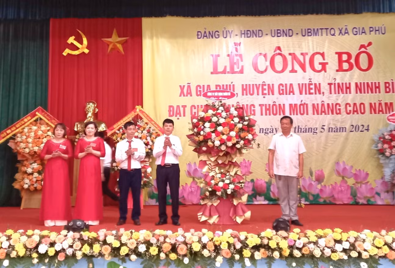 Những lẵng hoa tươi thắm đến từ các đơn vị chúc mừng xã Gia Phú. Ảnh: MĐ