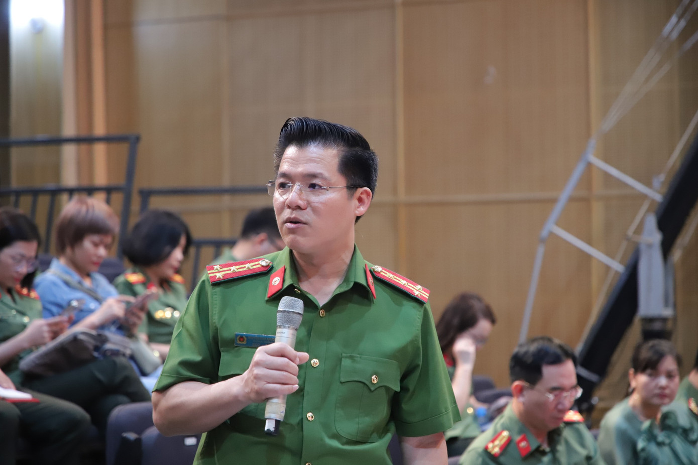 Đại tá Nguyễn Minh Khương trao đổi với PV Tiền Phong về việc tháo gỡ vướng mắc trong thực hiện quy định về PCCC. Ảnh: Phạm Nam. Đại tá Nguyễn Minh Khương trao đổi với PV Tiền Phong về việc tháo gỡ vướng mắc trong thực hiện quy định về PCCC. Ảnh: Phạm Nam.