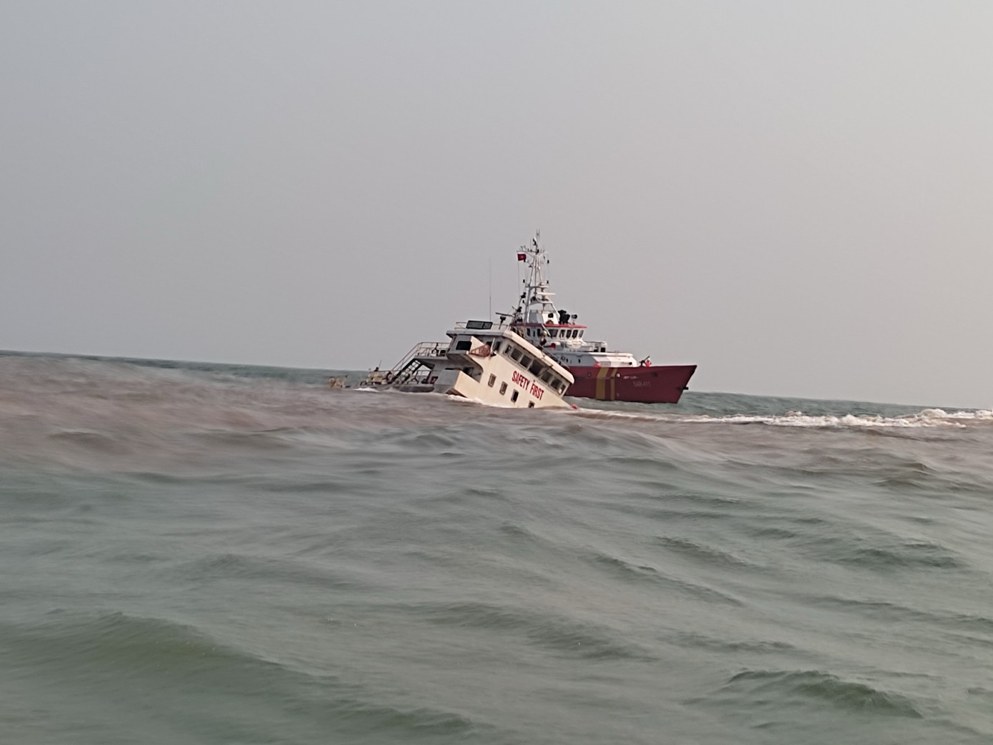 Chiếc tàu chìm dần. Chiếc tàu chìm dần.