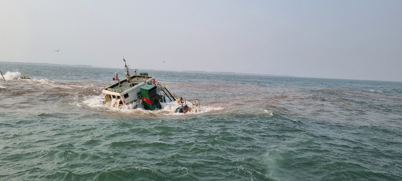 Chiếc tàu sau khi bị nghiêng đã chìm dần xuống biển. Chiếc tàu sau khi bị nghiêng đã chìm dần xuống biển.