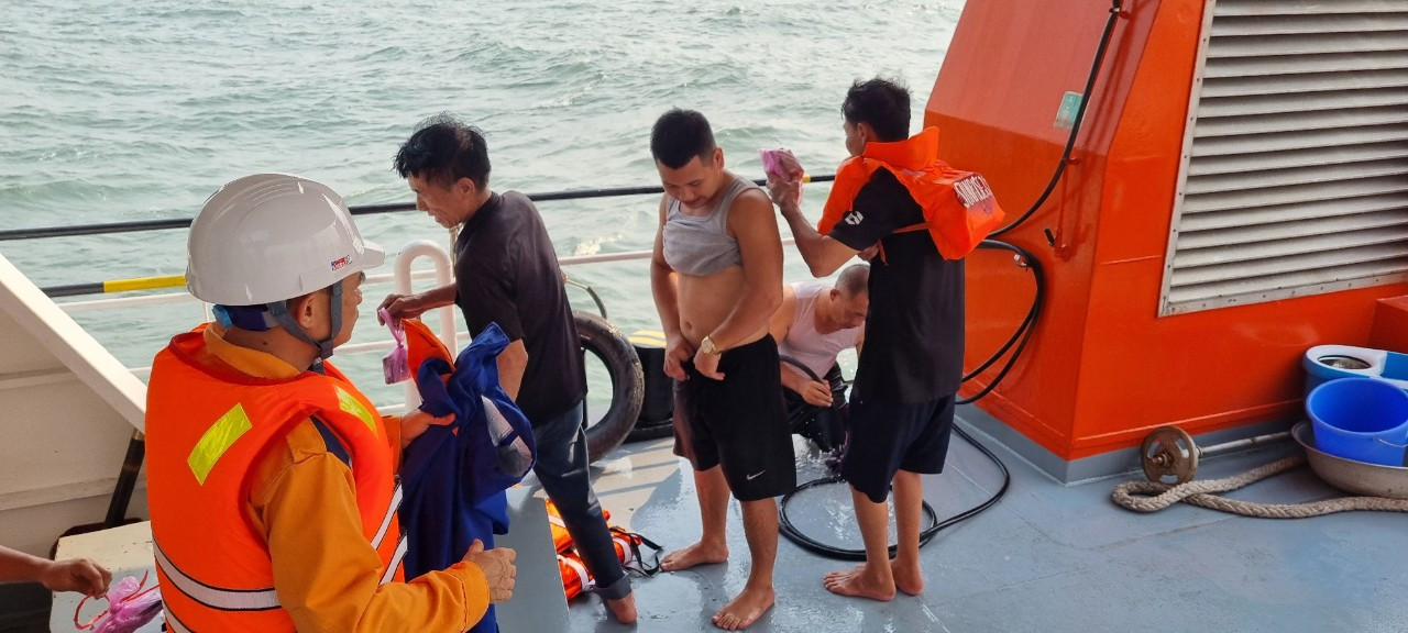 Các thuỷ thủ được giải cứu. Các thuỷ thủ được giải cứu.