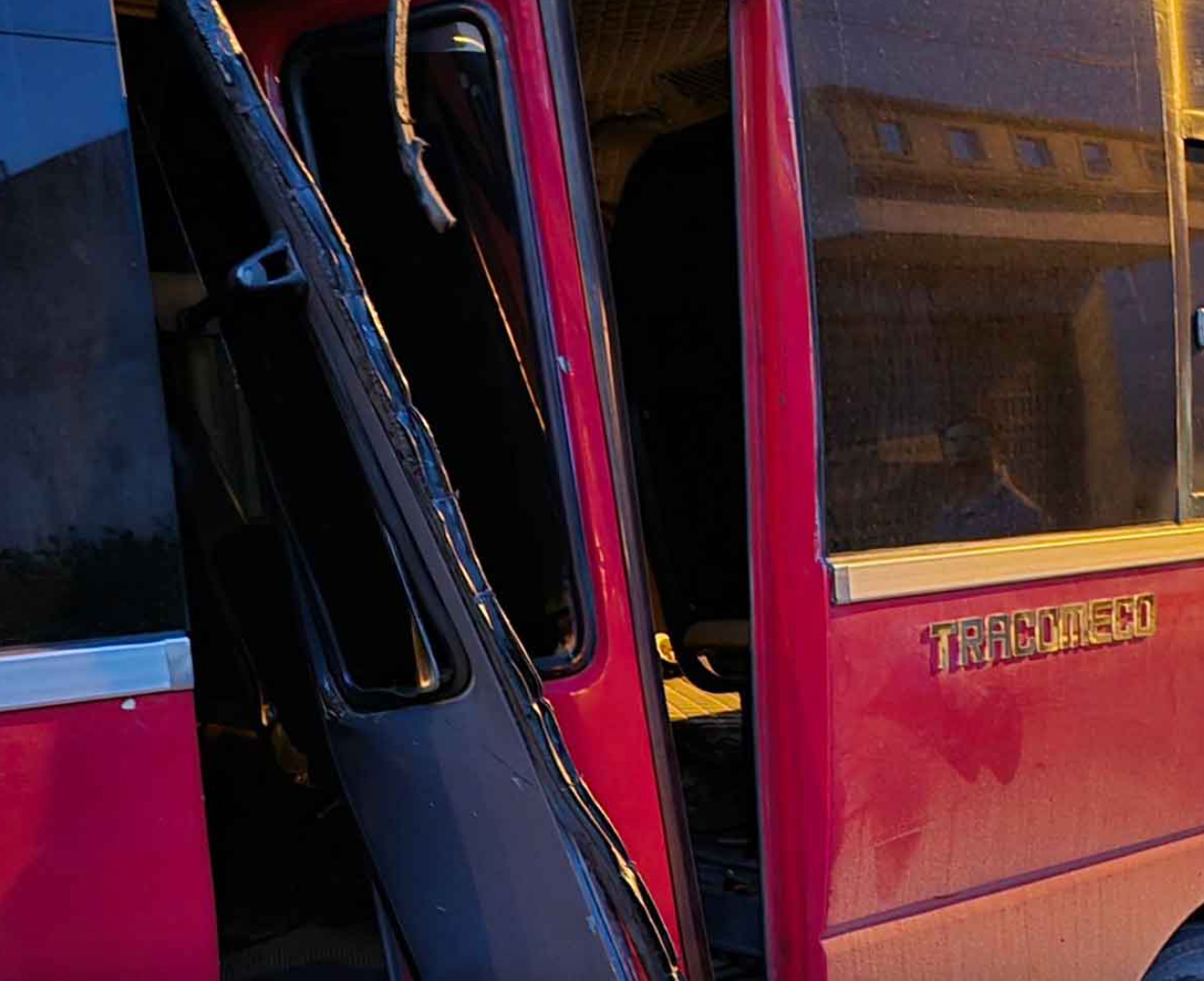 Người dân đã phá cửa giải cứu cháu bé. Người dân đã phá cửa giải cứu cháu bé.