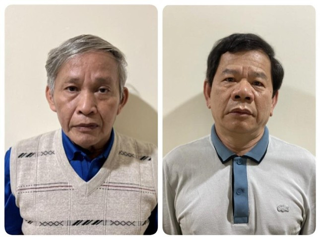 Ông Cao Khoa, nguyên Chủ tịch Ủy ban nhân dân tỉnh Quảng Ngãi (trái) và ông Đặng Văn Minh, Phó Bí thư Tỉnh ủy, Chủ tịch UBND tỉnh Quảng Ngãi cùng bị cáo buộc về tội "Nhận hối lộ". Ông Cao Khoa, nguyên Chủ tịch Ủy ban nhân dân tỉnh Quảng Ngãi (trái) và ông Đặng Văn Minh, Phó Bí thư Tỉnh ủy, Chủ tịch UBND tỉnh Quảng Ngãi cùng bị cáo buộc về tội "Nhận hối lộ".