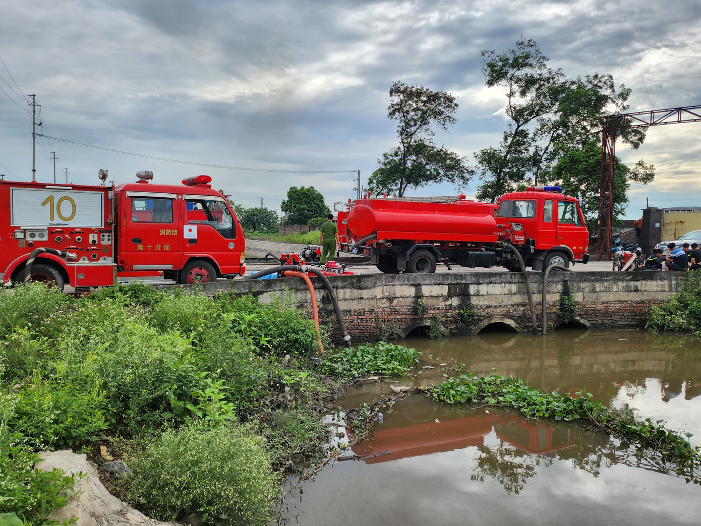 Lực lượng PCCC tại hiện trường. Lực lượng PCCC tại hiện trường.
