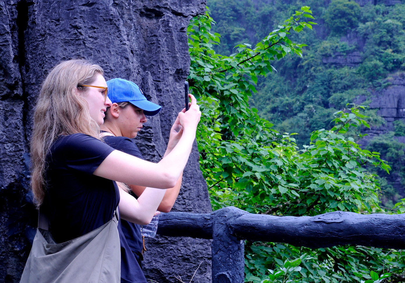 Du khách "săn" ảnh trên cánh đồng Tam Cốc.