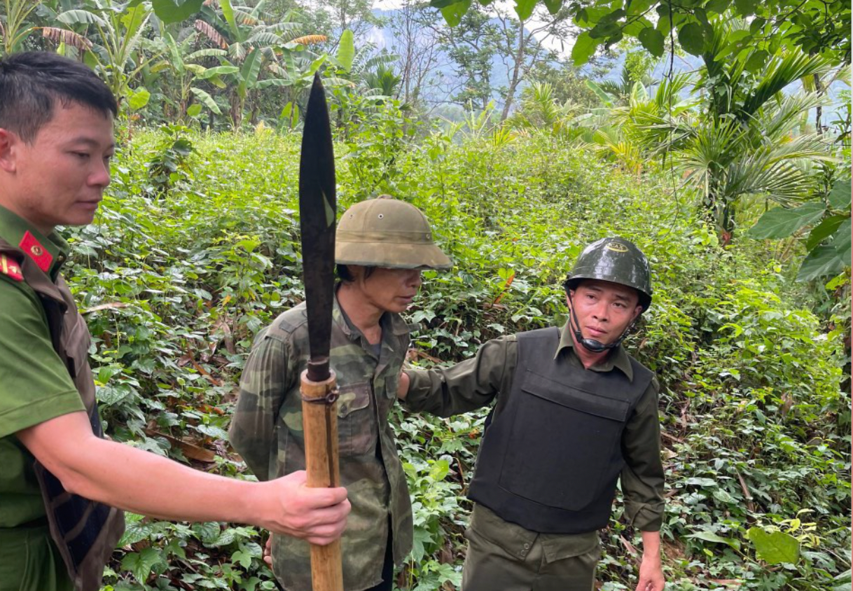 Đối tượng bị bắt cùng tang vật.