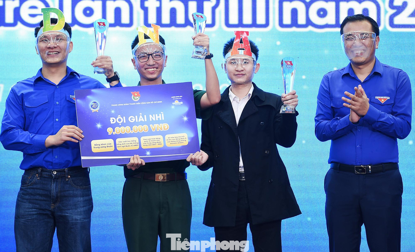 Anh Nguyễn Hải Minh trao giải Nhì cho đội DNA. Ảnh: Xuân Tùng