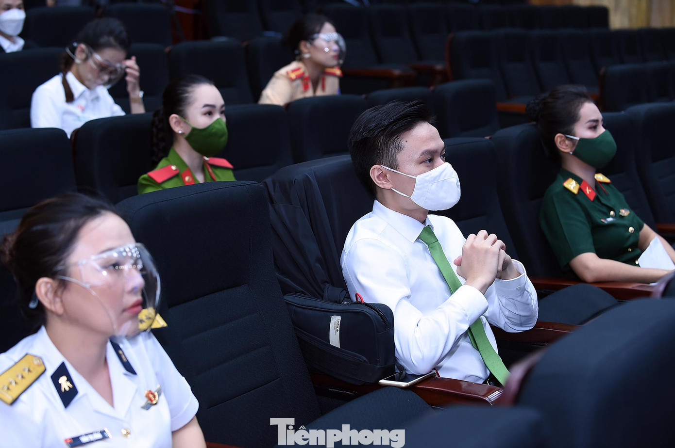 Tham dự vòng chung kết có 13 thí sinh thi trực tiếp, 2 thí sinh tham gia ở điểm trực tuyến.