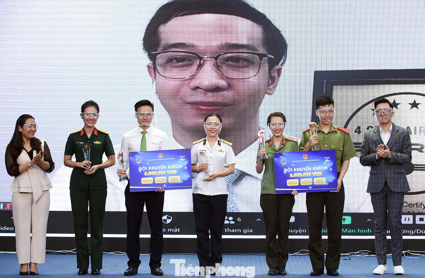 Bên cạnh đó, Ban tổ chức trao giải khuyến khích cho hai đội còn lại. Ảnh: Xuân Tùng