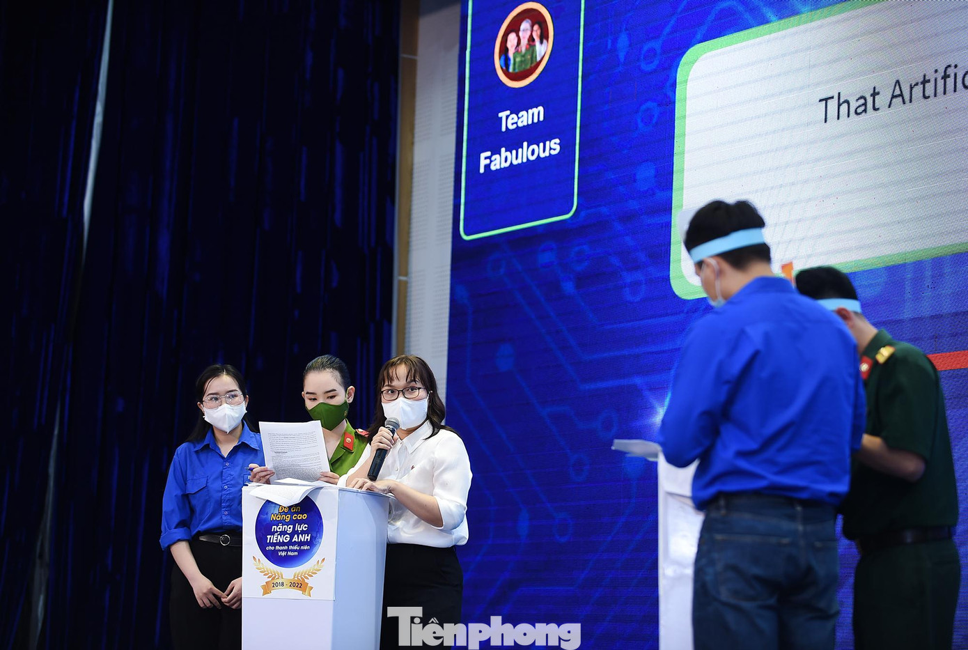 Đội Fabulous trong phần thi tranh biện với việc đưa ra các luận điểm phản đối.